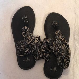 Sanuk yoga mat sandals- grey and navy!